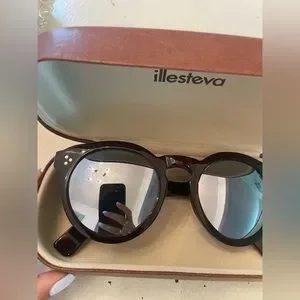 Illesteva round mirrored sunglasses with case Illesteva | Accessories | Illesteva Round Mirrored  main image 2